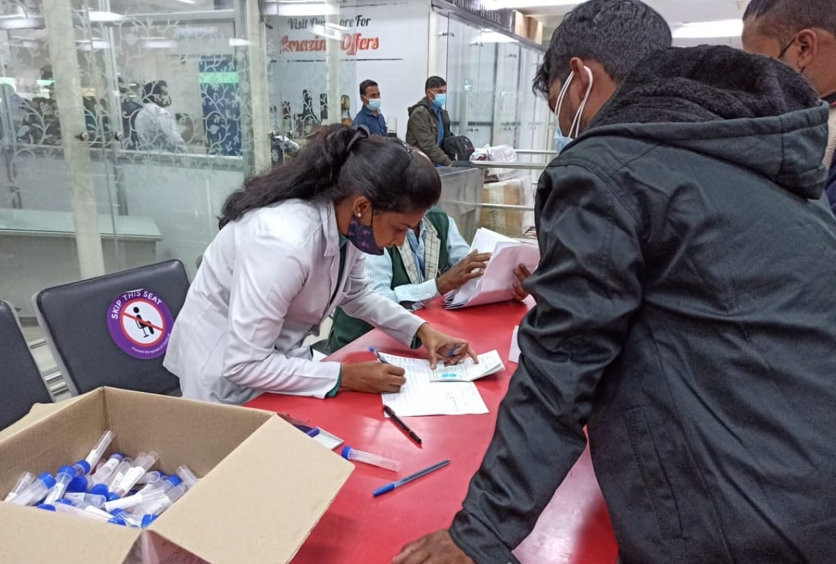 New counters have been open on Lucknow airport for corona testing.