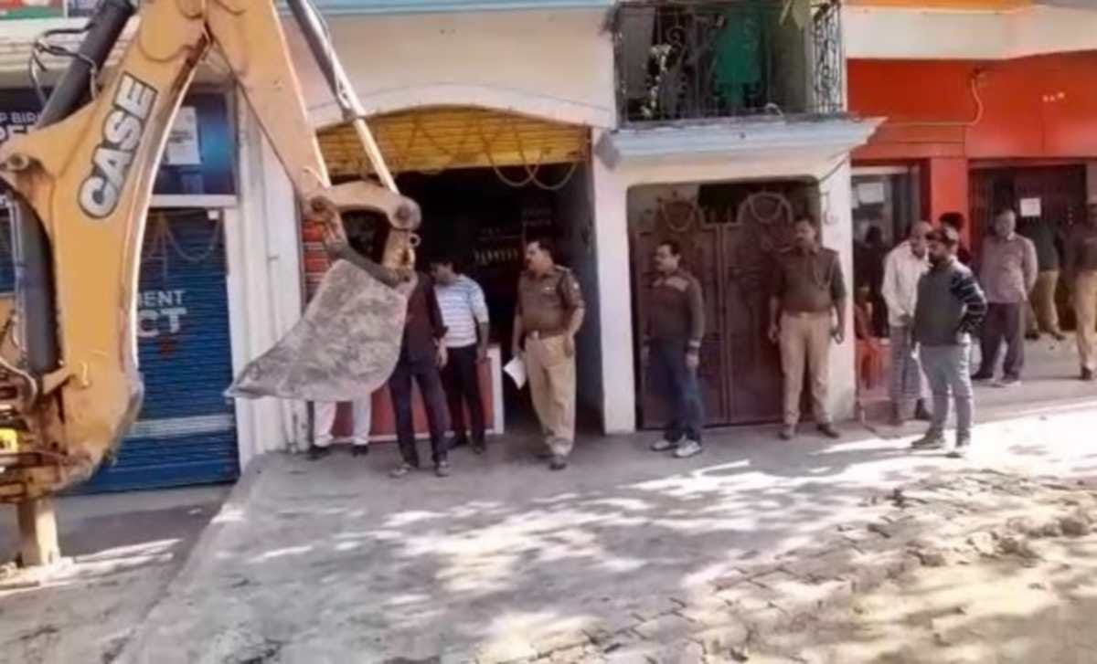 Police evacuated occupied government land by Mukhtar Ansari relatives in mau