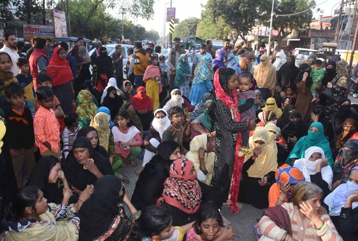 Case of death of youth after being crushed by Bolero: Demonstration by placing dead body outside police station