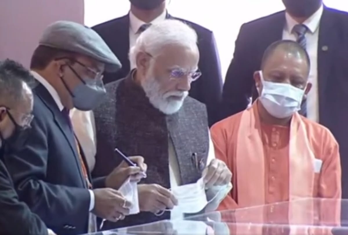 PM Modi saw development journey of fertilizer factory and AIIMS in exhibition