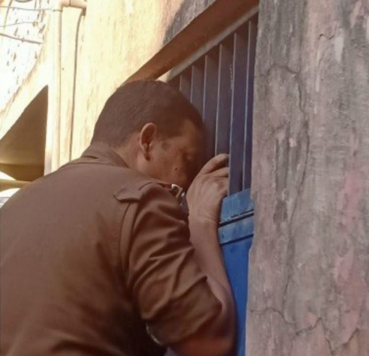 Talked obscene to the girl student, when the family reached the school, the teacher stopped in the bathroom