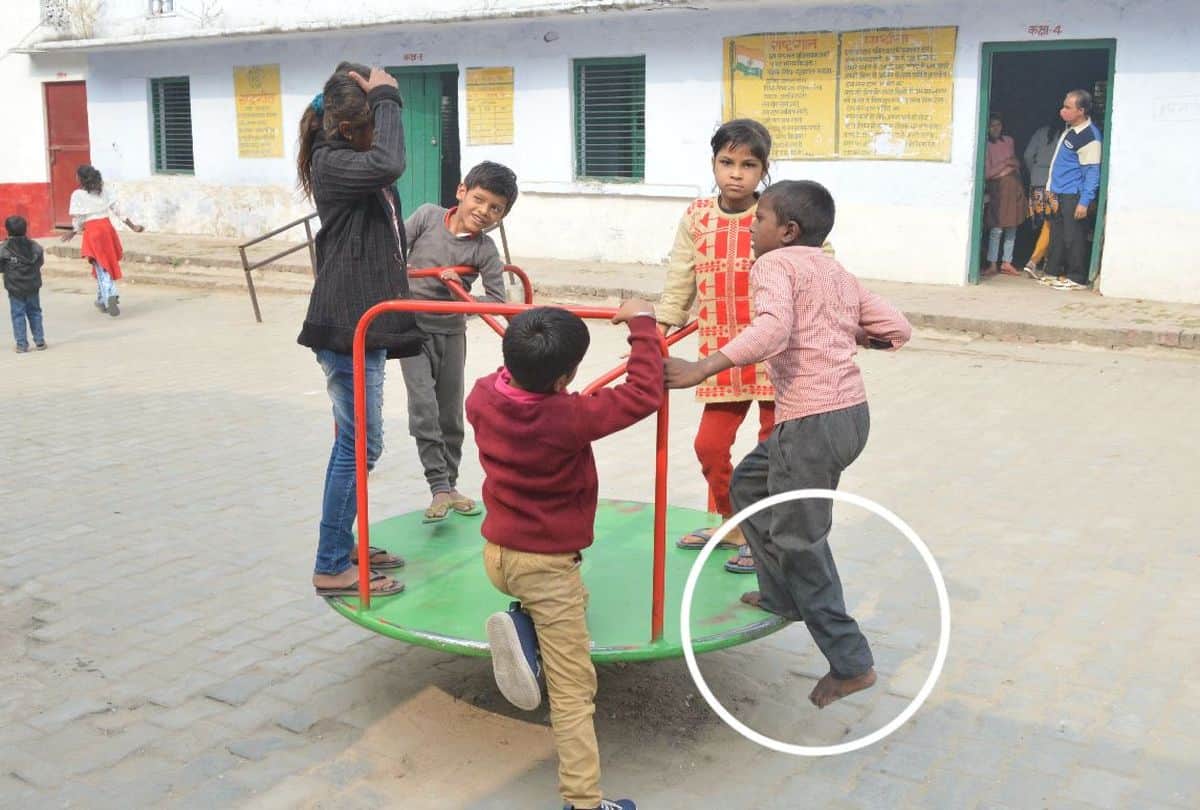 Primary Schools Students Reached Without Sweater And Shoes