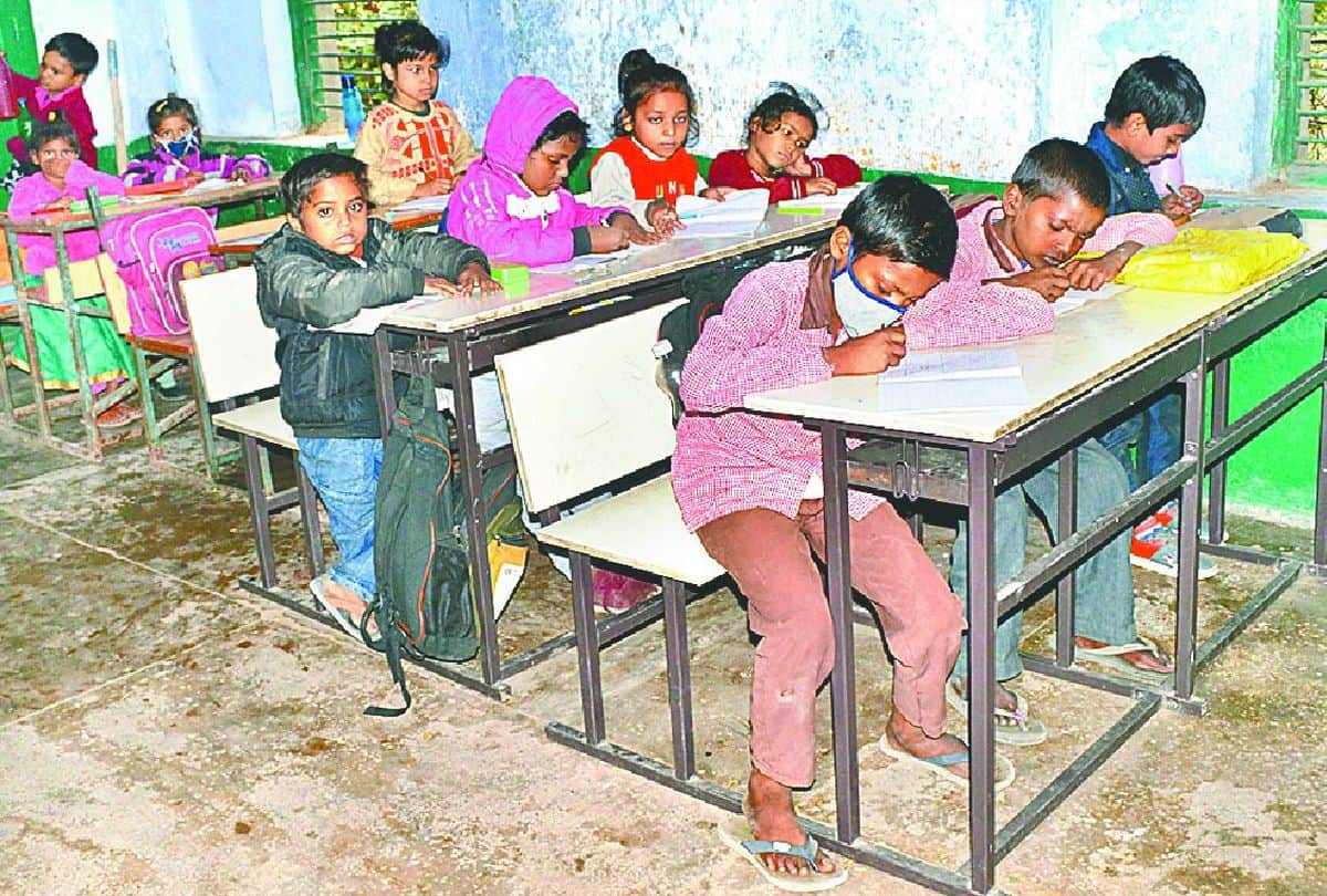 Primary Schools Students Reached Without Sweater And Shoes