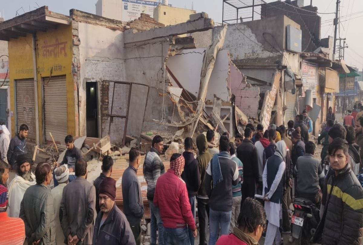 Accident In Etmadpur Agra Uncontrolled Truck Collapsed Shops One Injured