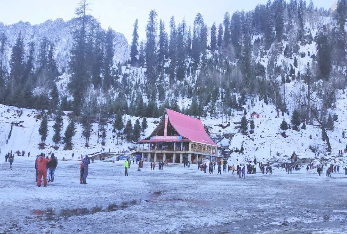 tourist place solanganala Himachal, beautiful valleys laden with snow