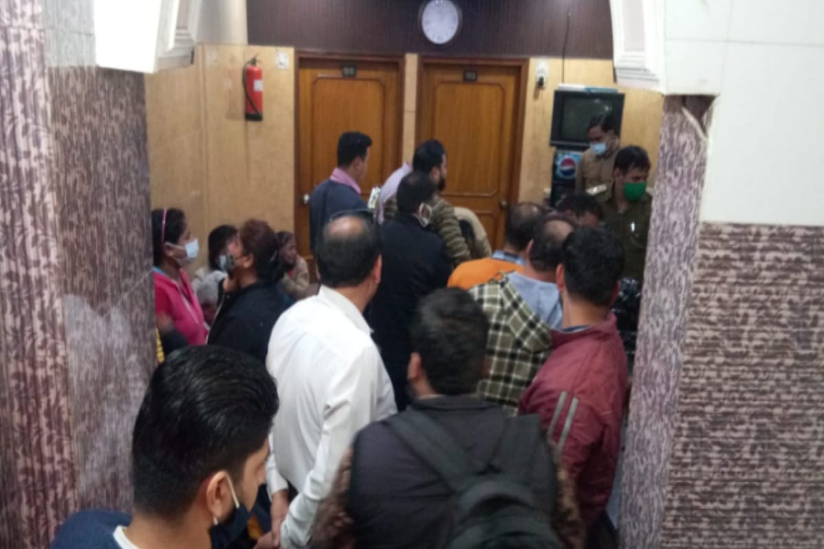 man staying in the hotel room committed suicide by consuming poison in Meerut