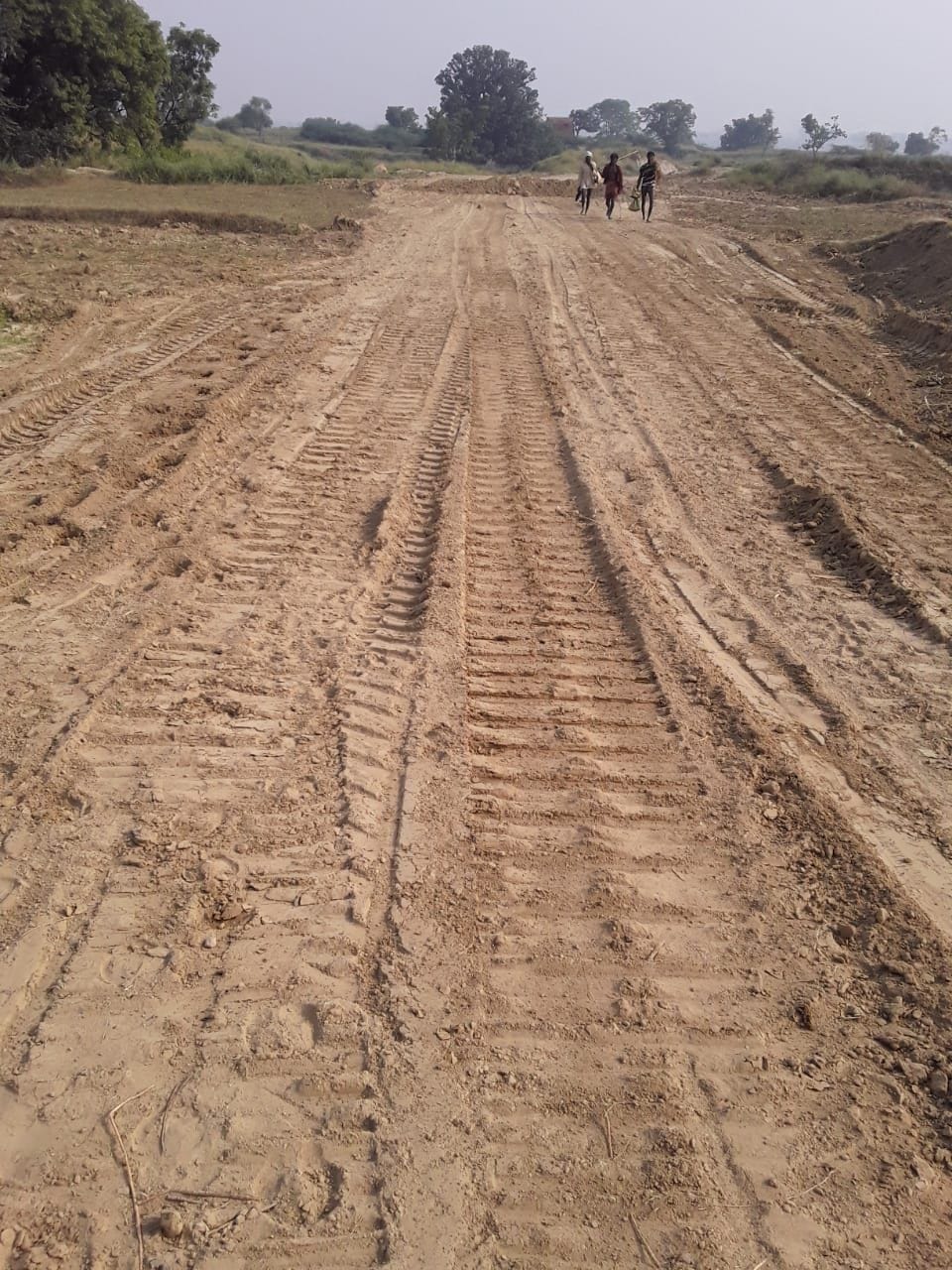 Tension over road at Tilhapur sand ghat, farmers mobilized