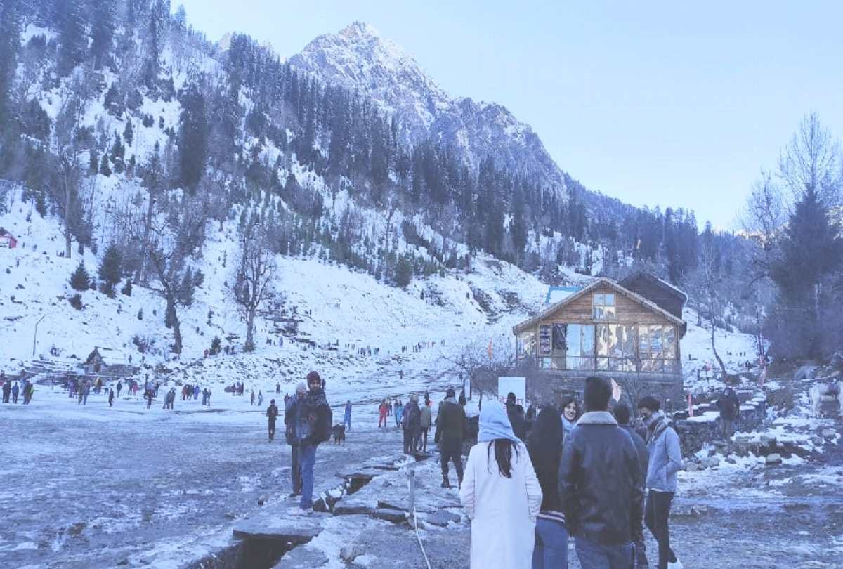 tourists flock to Manali and Solanganala to see the snow As soon as the weather opens, see photos