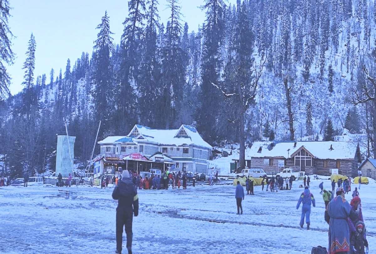 tourists flock to Manali and Solanganala to see the snow As soon as the weather opens, see photos