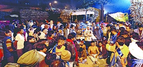 Farmers furious for rejecting sugarcane, closed the gate of Dwarkesh Sugar Mill by installing a trolley