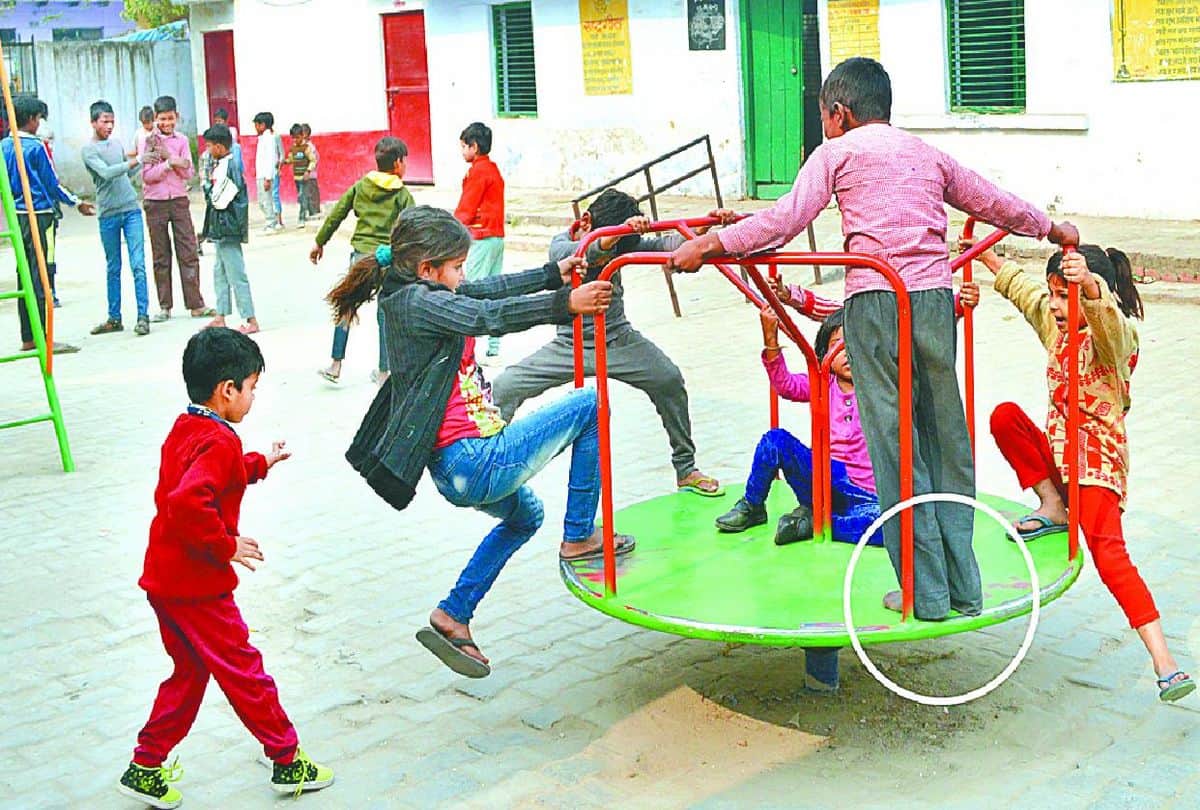 Primary Schools Students Reached Without Sweater And Shoes