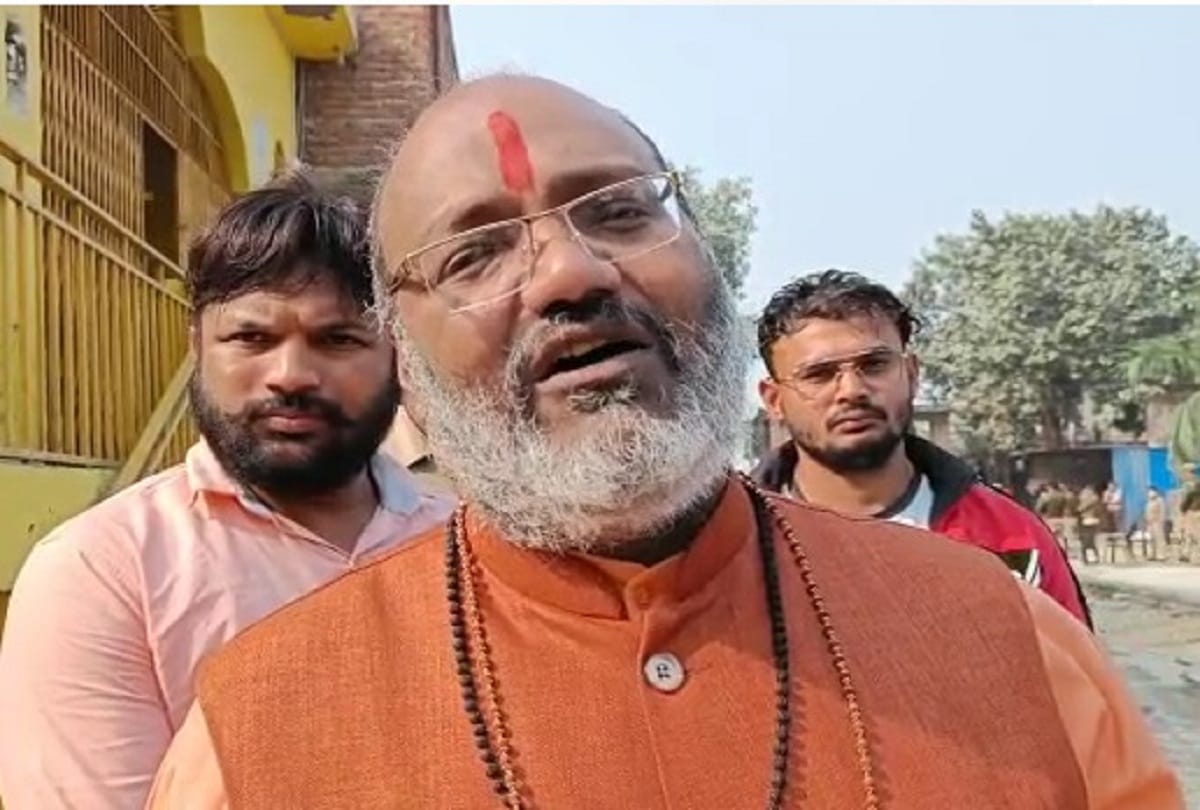 Mahamandaleshwar Yeti Narasimhanand Giri protested against being stopped from going to Jama Masjid