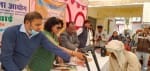 डकोर ब्लाक में दिव्यांग चेतराम को बैशाखी देती राज्य महिला आयोग की सदस्य डॉ कंचन जायसवाल।