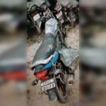 इसी बाइक पर सवार थे युवक।