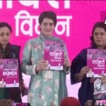 यूपी कांग्रेस महिला घोषणापत्र: घोषणा पत्र जारी करतीं कांग्रेस महासचिव प्रियंका गांधी वाड्रा (मध्य में), आराधना शुक्ला व प्रवक्ता सुप्रिया श्रीनेत।