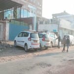 कंपनी के बाहर आयकर विभाग की गाड़िया।