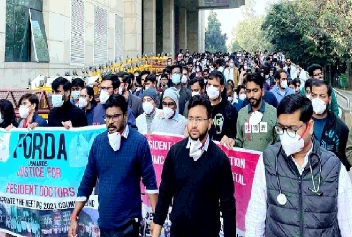 doctors of rml and lady hardinge medical college take out rally till connaught place more than two thousand doctors will be involved