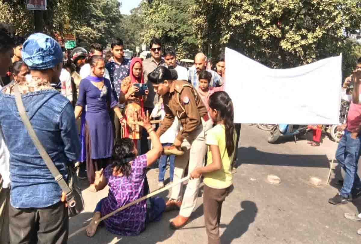 Hamirpur: Women attack on police