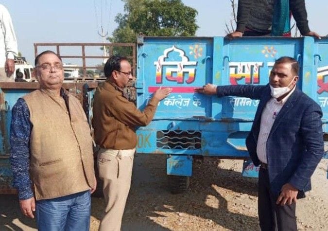 Hathras: Reflectors installed in vehicles to prevent accidents in fog