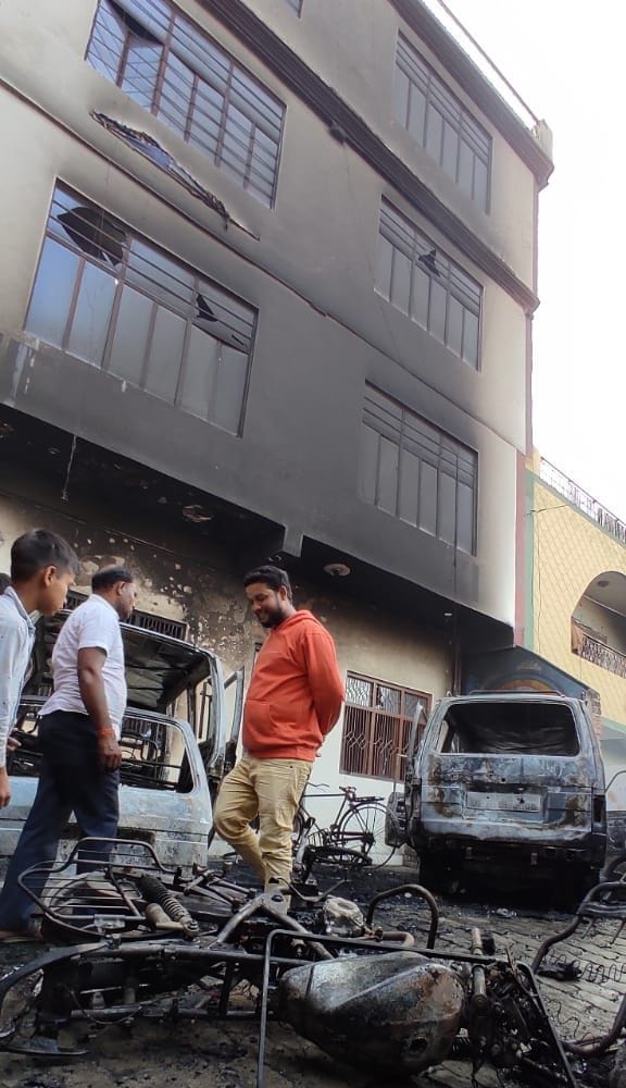 fathepur news,Van caught fire while refilling gas in college campus