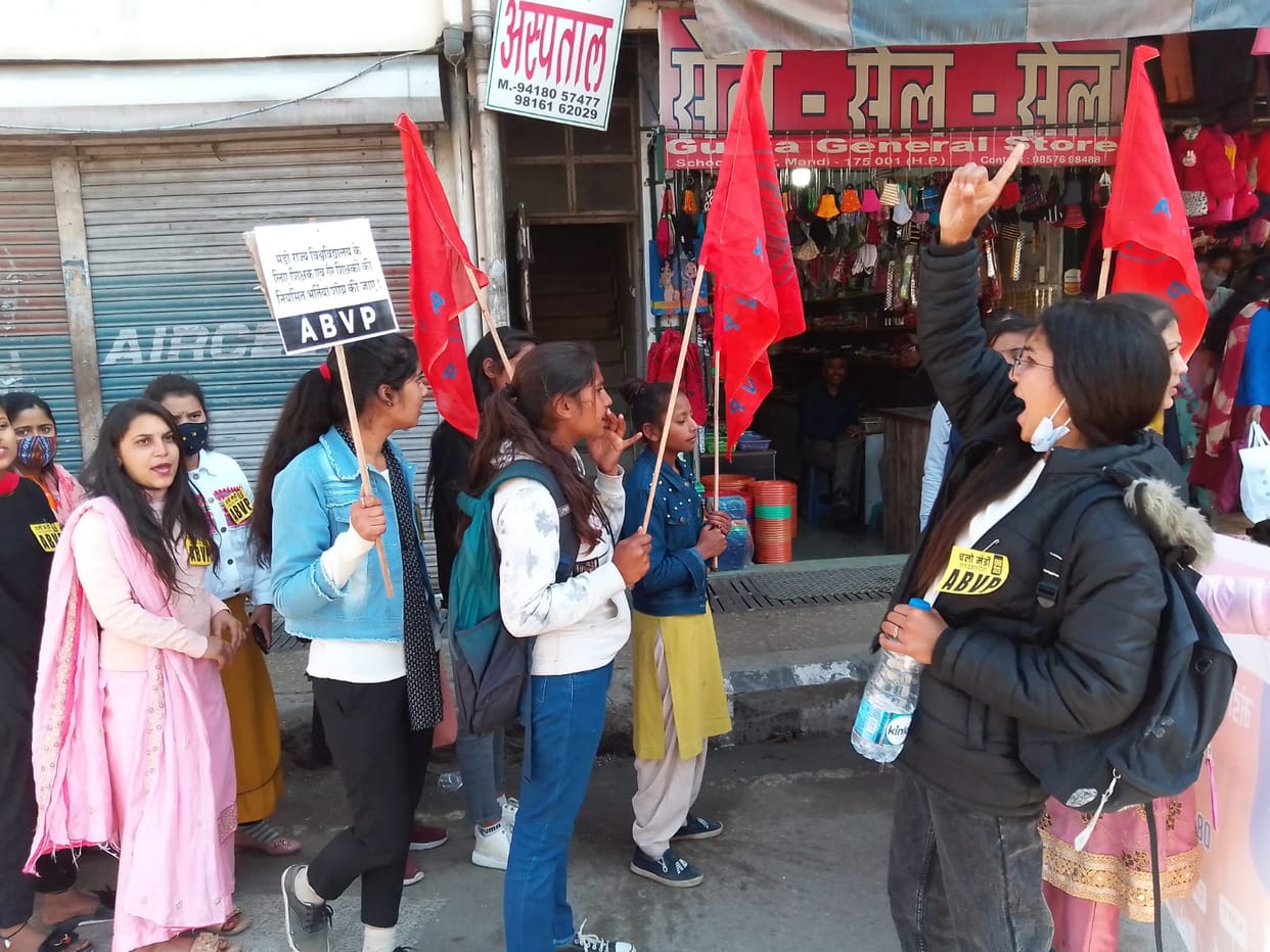 Thousands of students took out a rally in Mandi for the construction of the university