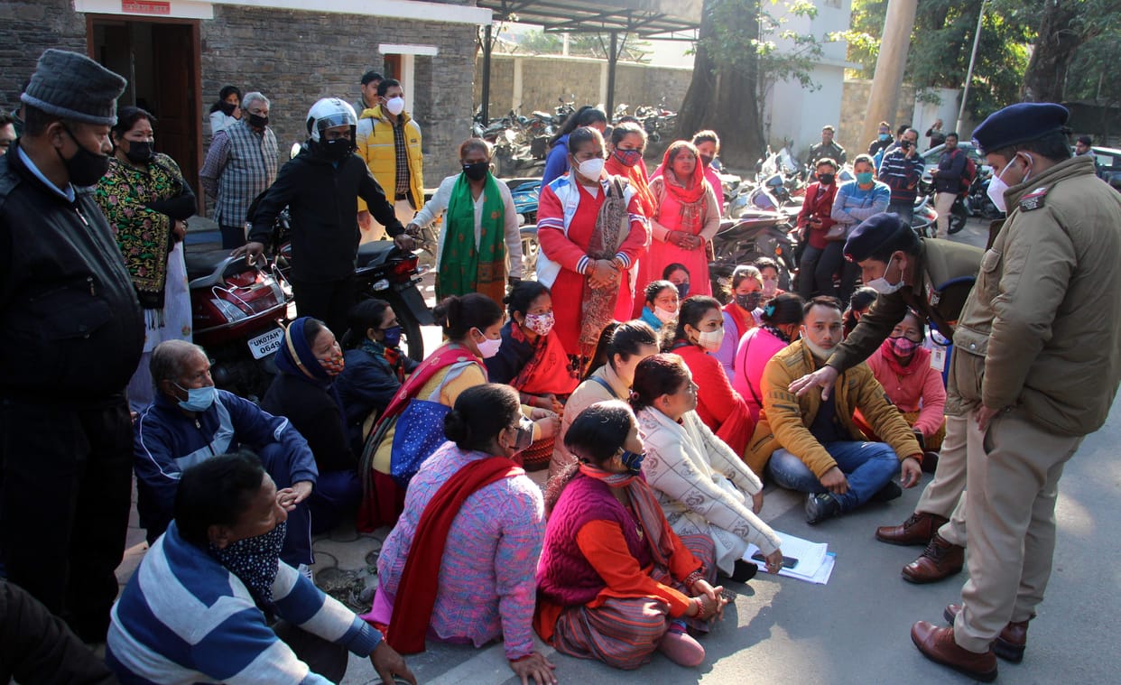 If could not be found at the residence, the Chief Minister sent a car and called the people of Galjwadi to the parade ground.