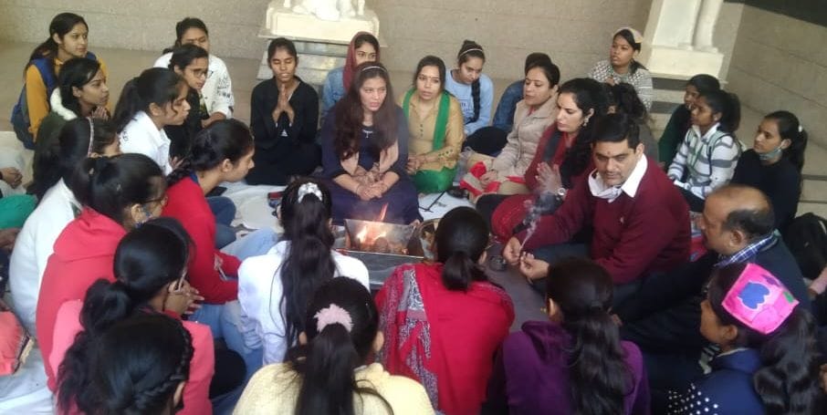 Girls made sacrifices in the havan with chanting