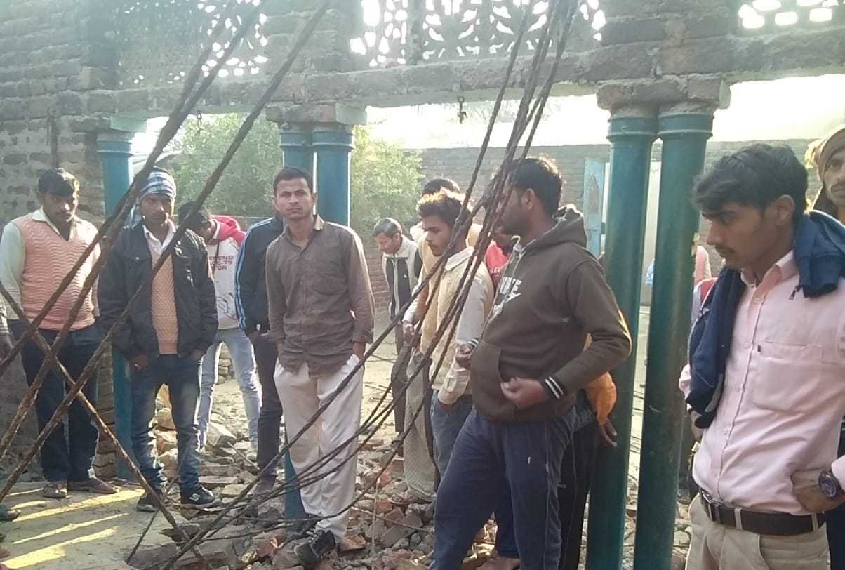 accident in Bareilly Two youths buried due to fall of linter