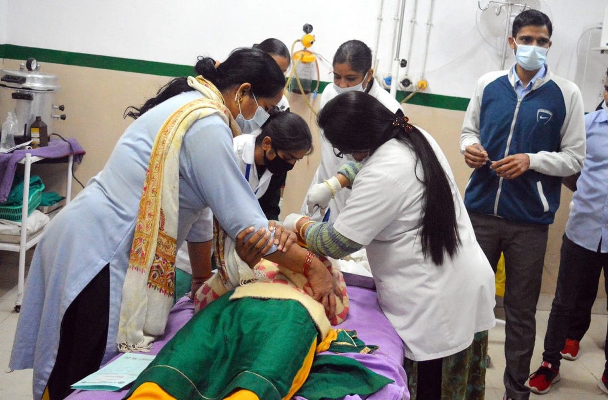 Roadways and school buses collided in mist, 28 injured including five students
