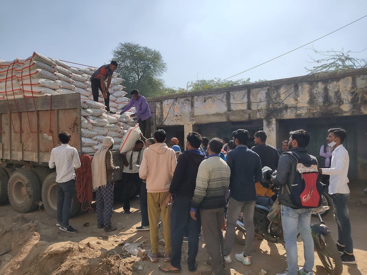 900 bags of urea arrived at market society office