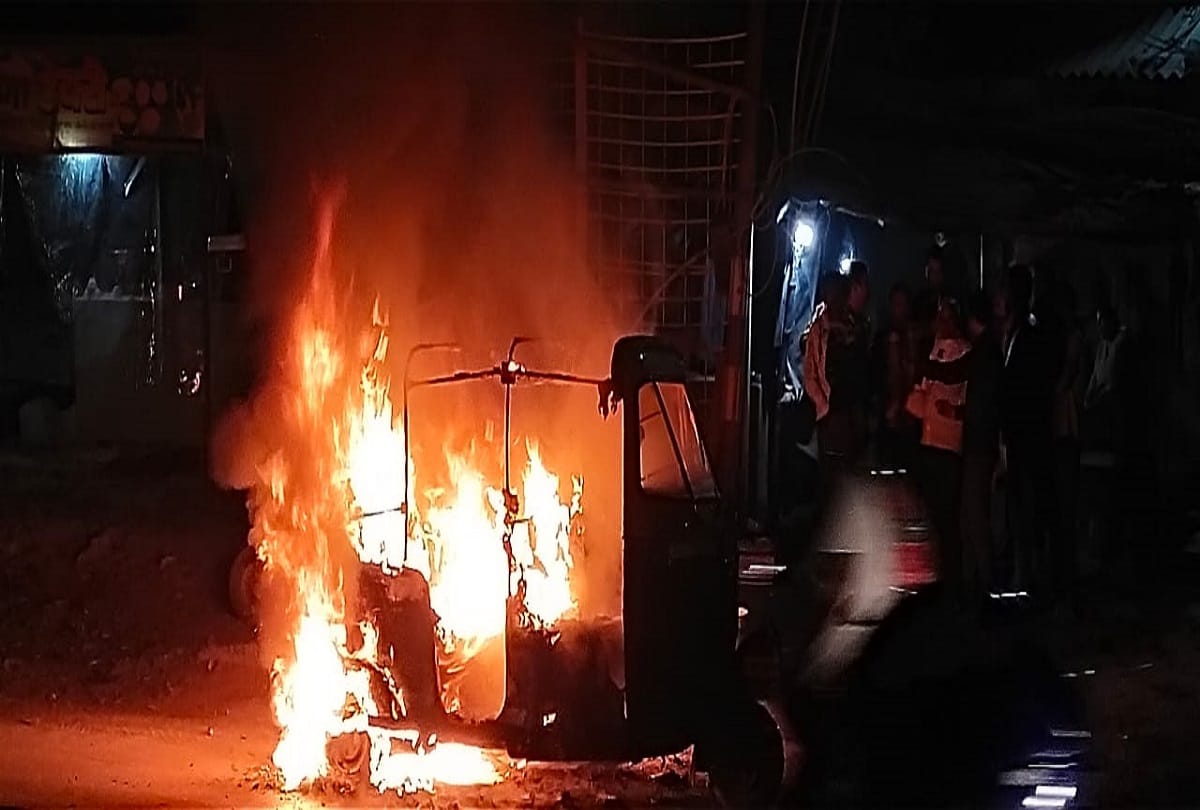 CNG auto caught fire on road in varanasi  driver and passenger saved their lives