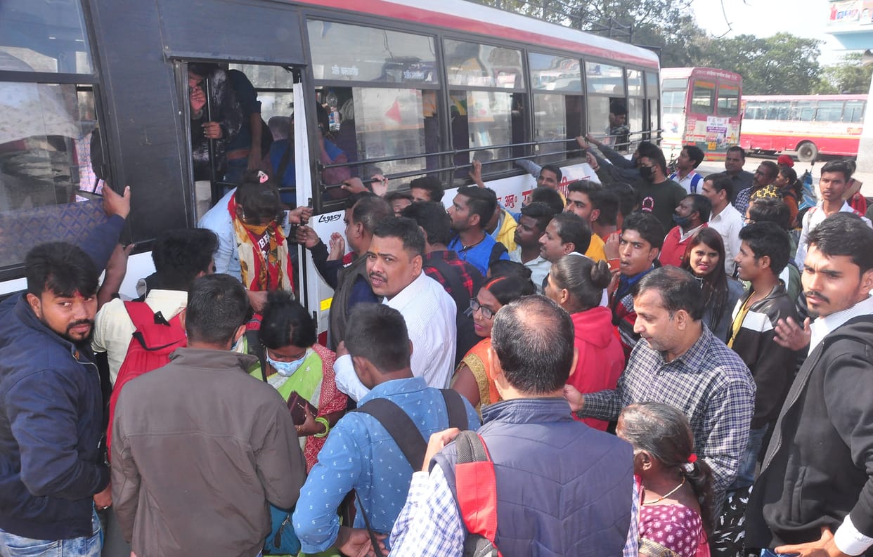 Roadways employees went to Prayagraj to join the dharna, passengers were upset