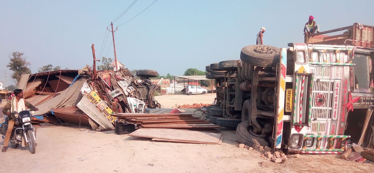fathepur news,Bike rider dies in collision with ambulance