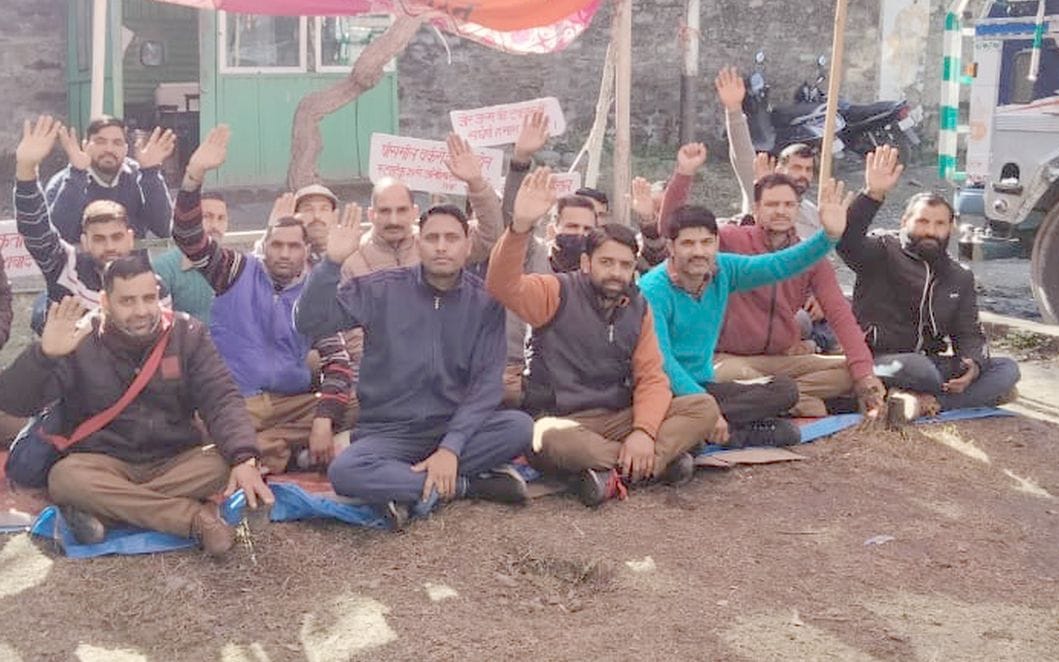 Buses did not run on 16 routes of the district, passengers kept wandering