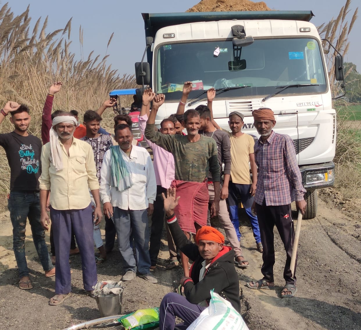 fathepur news,PNC's dumper stopped, performed