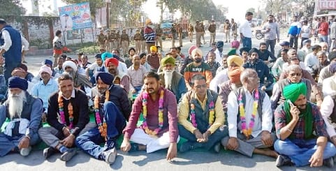 Farmers showed solidarity by giving a symbolic strike on Palia-Bhira road