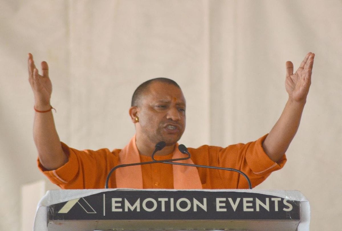 Rae Bareli: Yogi attacked the opposition, said - today no one can riot in UP