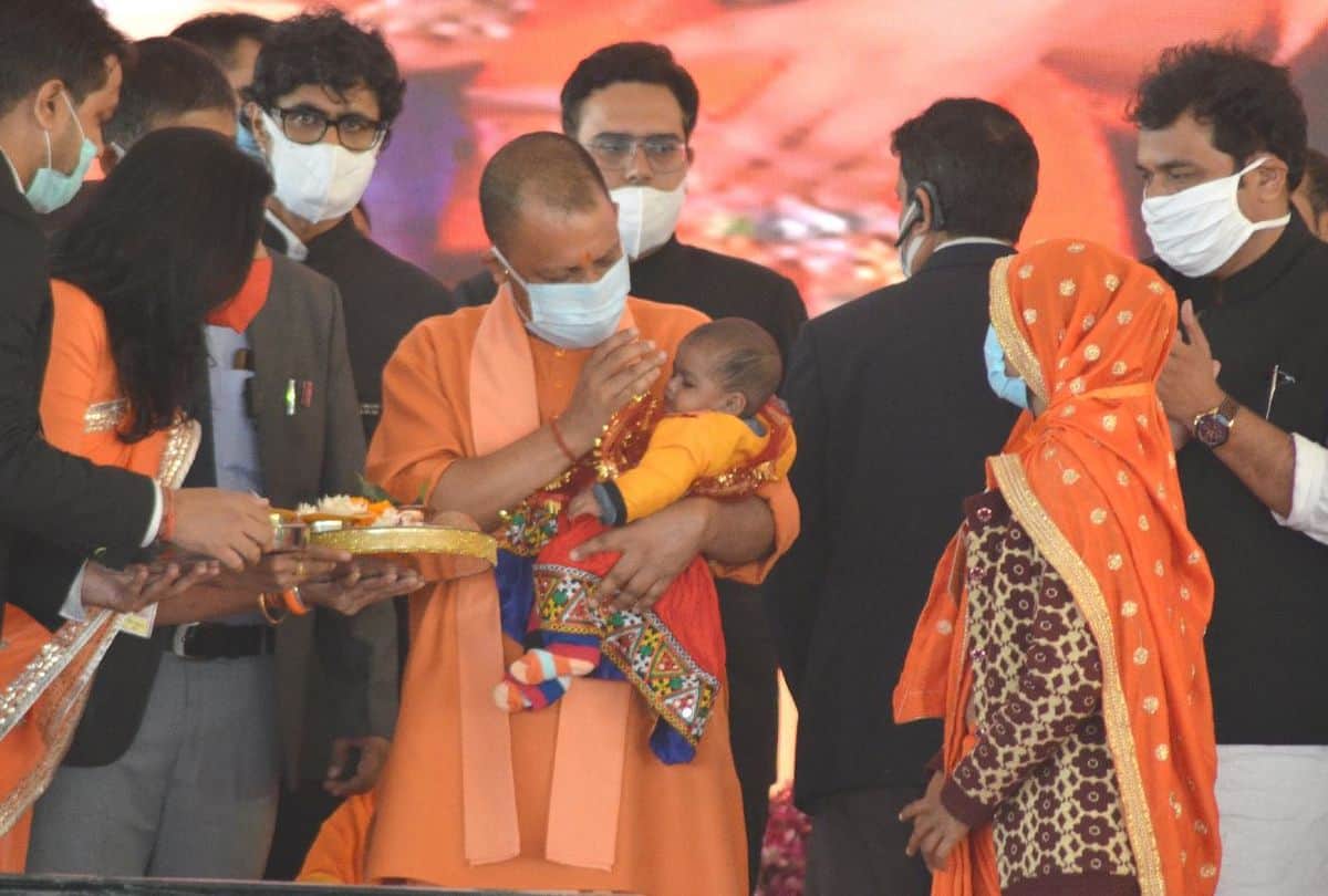 Cm Yogi Slams Akhilesh And Mayawati From Mant Mathura Up Political News