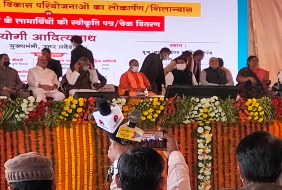 Cm Yogi Slams Akhilesh And Mayawati From Mant Mathura Up Political News