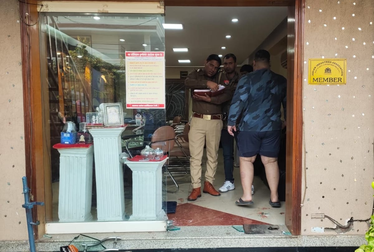 Loot in tirupati jwellers in Aliganj Lucknow.
