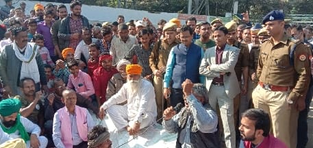 DM-SP arrived to persuade the farmers in Khambharkheda