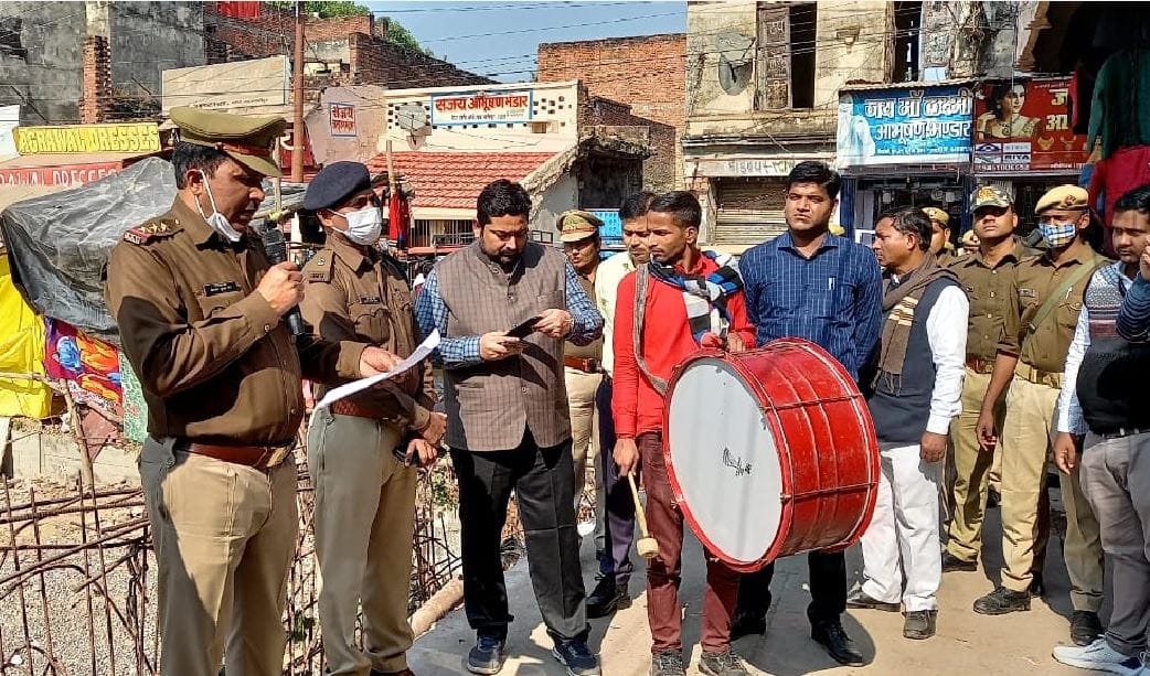 mukhtar ansari two henchmen declared fugitives barabanki police raid in ghazipur 25 thousand reward for those who give clues