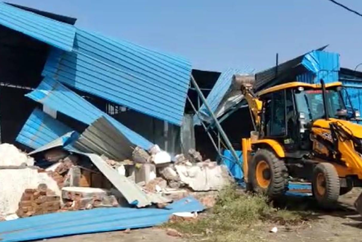 Madhya Pradesh: Illegal constructions took place in Ujjain, broke the illegal house of the miscreant, then bulldozers also went on two factories