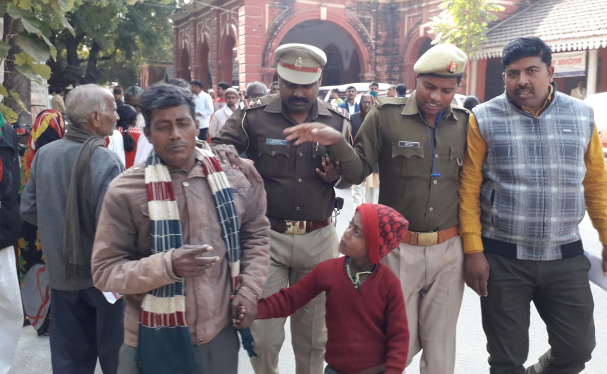The complainant reached the collectorate with kerosene with the child, stirre