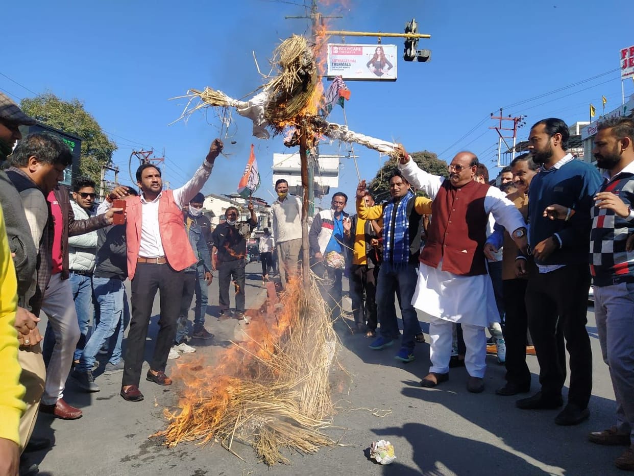 Congress burns effigy in protest against attack on former cabinet minister, former MLA