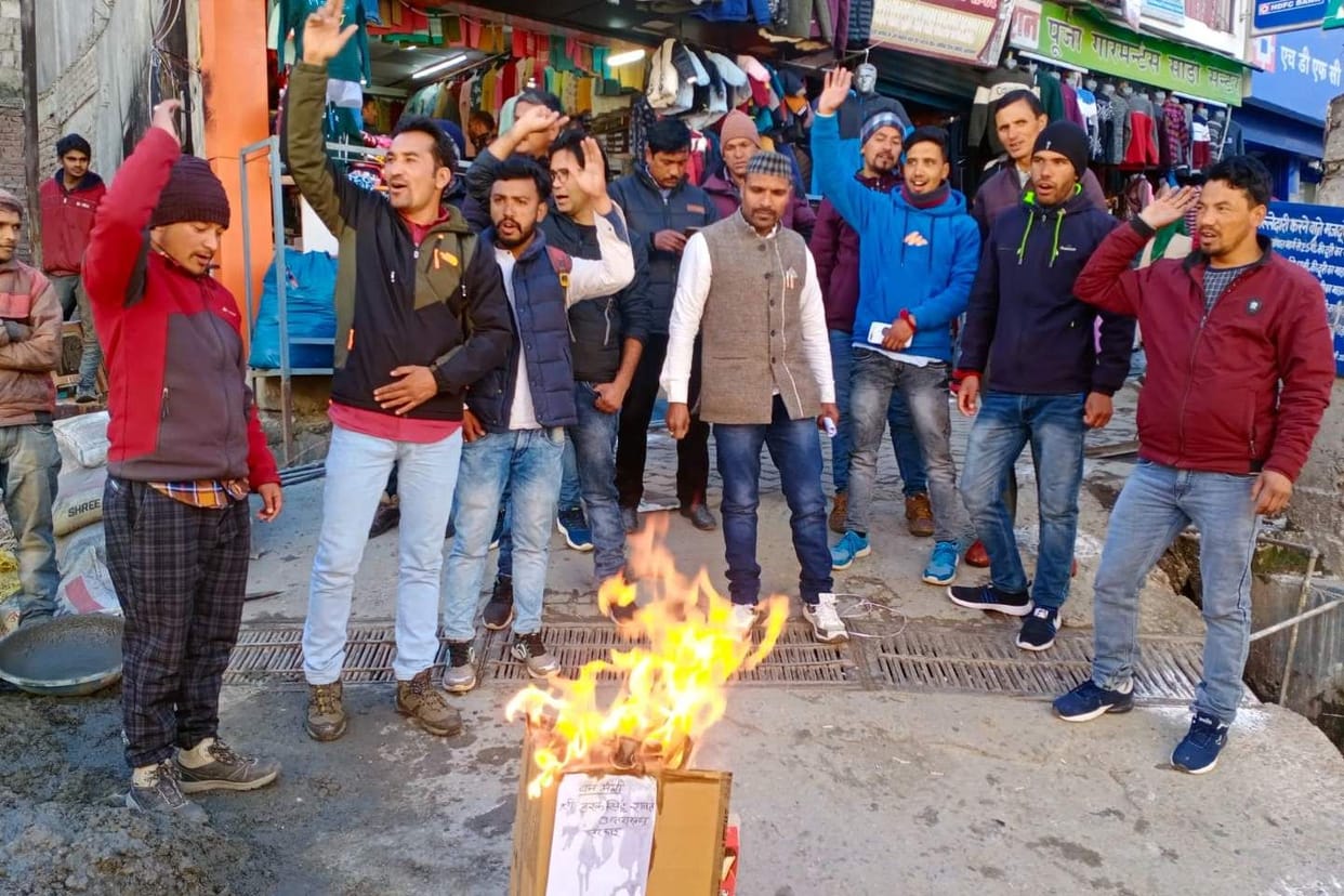 Sarpanchs demonstrated and burnt the effigy of the Forest Minister