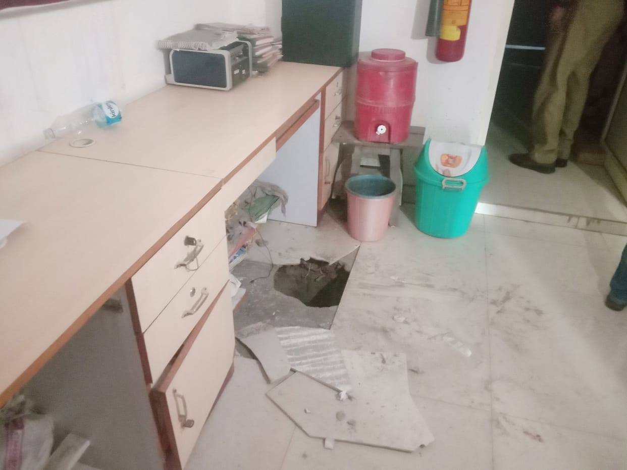 thieves entered the bank bu making a seven feet long tunnel