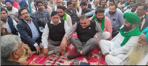 Agitation brought colour, picket ended after agreeing on payment in Khambharkheda sugar mill