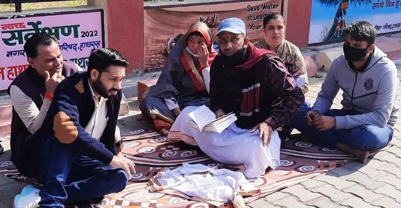 Hathras: Reader of ADM Sasni staged a sit-in on the collectorate along with the family