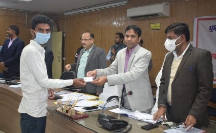 DM distributed labor cards to the workers of the unorganized sector